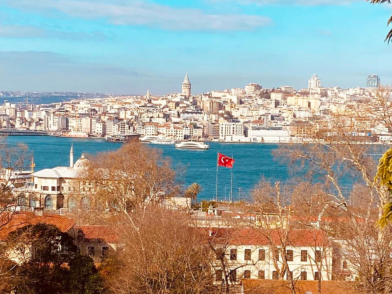 Турция ввела ночные ограничения на снятие наличных с кредитных карт 